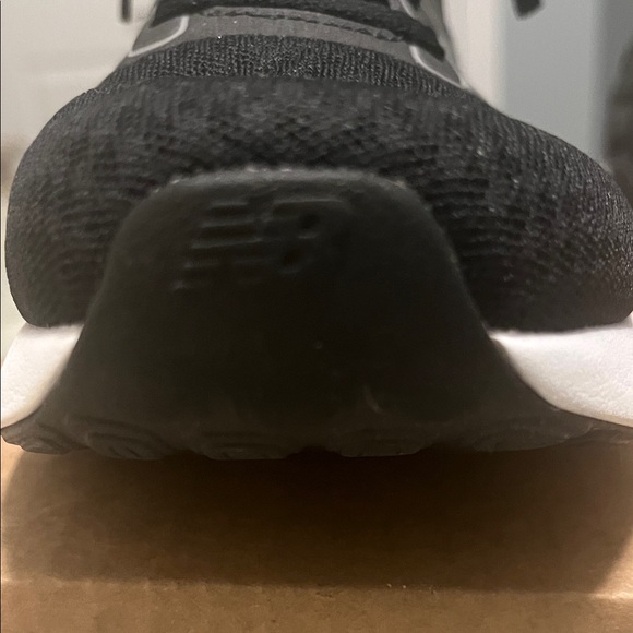 New Balance Black and White Men's Athletic Running Shoe - Picture 11 of 13